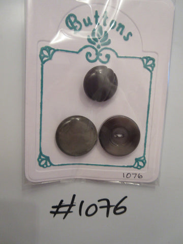 No.1076 Lot of 3 Green Assorted  Buttons