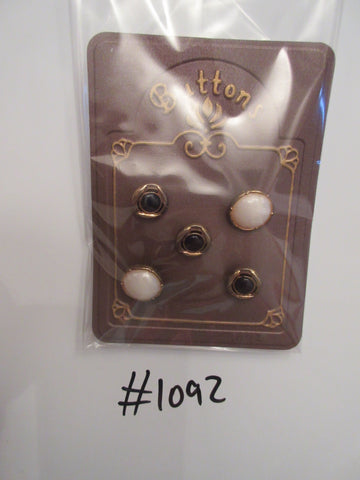 No.1092 Lot of 5 Assorted  Buttons